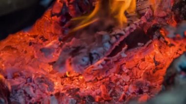 Ateşin yavaşça yanmasını izleyebiliriz. Rahatlatıcı bir sahne..