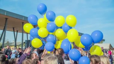 DOMZALE, SLOVENIA - 17 HAZİRAN 2018: insanların şehir meydanında tatil kutlamalarının görüntüleri