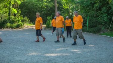 DOMZALE, SLOVENIA - 21. HAZİRAN 2015 Bir grup insan büyük bir daire içinde birlikte yürüyor. Bu da egzersizlerden biri..