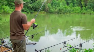 Bir balıkçı sudan bir balık kancası çıkarıyor. Doğa çok çarpıcı..