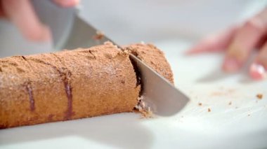 Pasta kesmek ve beyaz bir tabağa bir parça koyup öğrencilerden birine vermek..