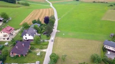 Kırsalda yaz mevsimindeyiz ve doğa yeşil ve güzel. Hava görüntüsü.