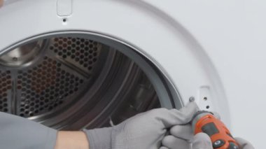 Servis merkezindeki çamaşır makinesinin yakın çekim görüntüleri.