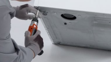 Servis merkezindeki çamaşır makinesinin yakın çekim görüntüleri.