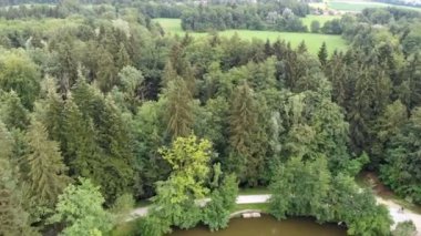 Yeşil ormanlar, çayırlar ve muhteşem bir manzara. Hava görüntüsü. Kırsalda bahar geldi..