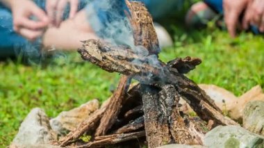 DOMZALE, SLOVENIA - 10 HAZİRAN 2018: Bir grup izci kampta birlikte vakit geçiriyorlar.