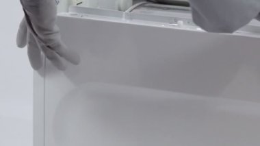 Servis merkezindeki çamaşır makinesinin yakın çekim görüntüleri.