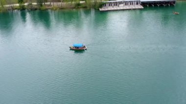 Slovenya 'da gölün üzerindeki su yüzeyinin havadan çekilmiş görüntüleri