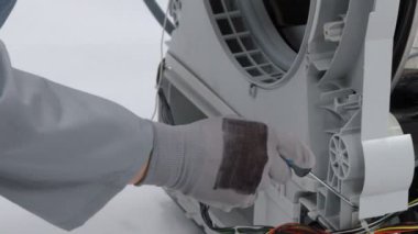 Servis merkezindeki çamaşır makinesinin yakın çekim görüntüleri.