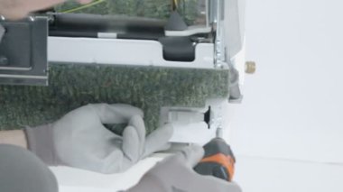 Servis merkezindeki çamaşır makinesinin yakın çekim görüntüleri.