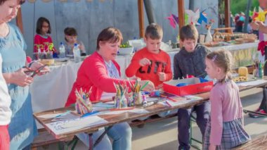 DOMZALE, SLOVENIA - 17 HAZİRAN 2018: insanların şehir meydanında tatil kutlamalarının görüntüleri