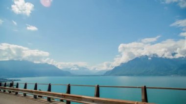 Araba yolculuğundaki doğa görüntüsü.