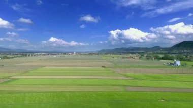 Harika bir manzara. Slovenya 'daki manzara muhteşem görünüyor. Bahar geldi ve düzlükler ve tarlalar gerçekten büyüleyici görünüyor..
