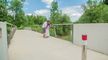 Köprüye kilit vurduktan sonra bir çift birbirini öpüyor..