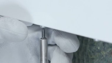 Servis merkezindeki çamaşır makinesinin yakın çekim görüntüleri.