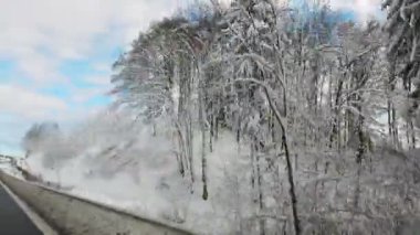 Arabadan güzel kış manzarasının pov görüntüleri