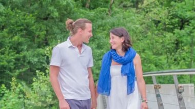 Genç bir adam kız arkadaşını yanağından öpüyor. Birbirlerine aşıklar..