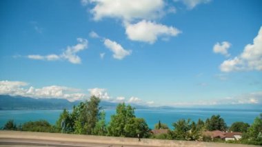 Araba yolculuğundaki doğa görüntüsü.