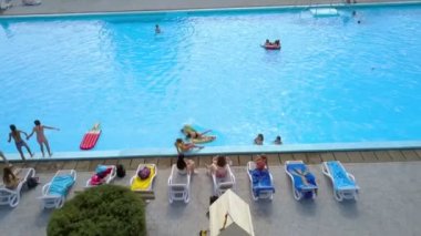 DOMZALE, SLOVENIA - 20. Haziran 2015 Gençler havuz başında eğleniyor. Arkadaşlarıyla takılıyorlar, yüzüyorlar, güneşleniyorlar, vs..