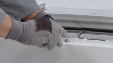 Servis merkezindeki çamaşır makinesinin yakın çekim görüntüleri.