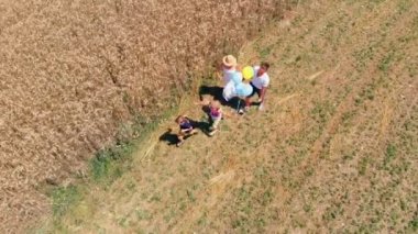 Genç bir kız balonları bırakıyor ve tüm aile onları gökyüzünde nasıl uçarken izliyor..