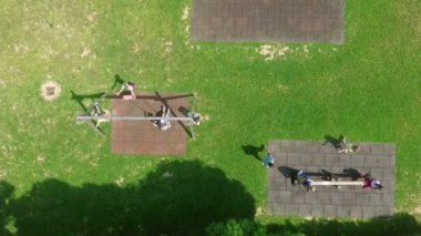 Çocuklar dışarıda salıncakta sallanıyorlar. Güzel bir yaz günü ve çok eğleniyorlar..