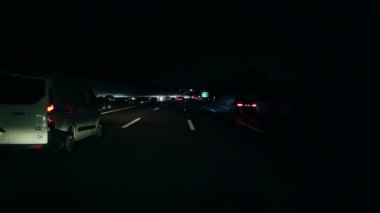 Otoyolda giden arabaların gece görüntüleri.