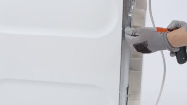 Servis merkezindeki çamaşır makinesinin yakın çekim görüntüleri.