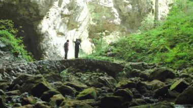 Yürüyüş sırasında iki yürüyüşçü kayaları ve büyüleyici bir doğayı gözlemliyor..