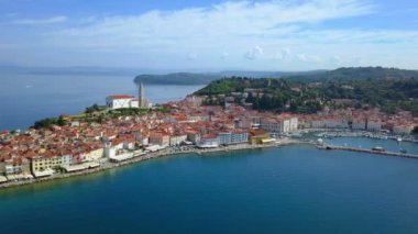 Bu muhteşem sahil kasabasındaki bir tepenin üzerinde çok güzel bir kilise duruyor. Bir gün güzel ve güneşli ve yaz zamanı..