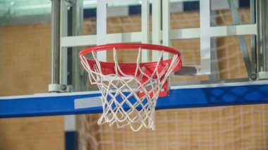 Çocuklar basketbol oynuyorlar ve top kenardan düşmüyor. Bir atışı kaçırdılar..