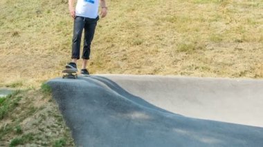 DOMZALE, SLOVENIA - 29. AĞUSTOS 2015, JUNIOR AMATEUR Uygulaması. aktif gençler yolda ilerliyor