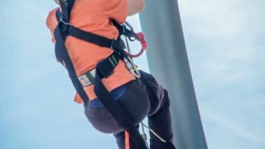 DOMZALE, SLOVENIA - 17 HAZİRAN 2018: Şehir meydanında tatilde tırmanma ekipmanlı bir çocuğun görüntüleri