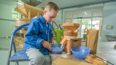 Bir çocuğu gözlemlemek ve değirmenden un geldiği mavi bir tabağı nasıl tuttuğunu.