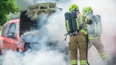 DOMZALE, SLOVENIA - 7. HAZİRAN 2018: İtfaiye ekibinin eğitim görüntüleri