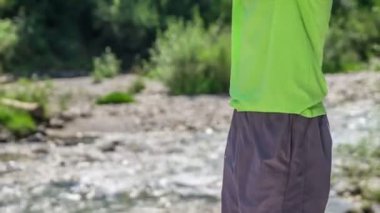 Olgun bir adamın doğa üzerinde yürüyüş direğiyle koşuşunun görüntüleri.