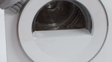 Servis merkezindeki çamaşır makinesinin yakın çekim görüntüleri.