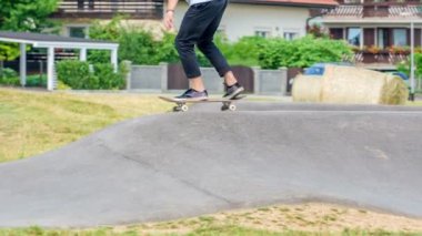 DOMZALE, SLOVENIA - 29. AĞUSTOS 2015, JUNIOR AMATEUR Uygulaması. aktif gençler yolda ilerliyor