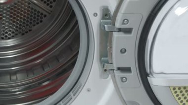 Servis merkezindeki çamaşır makinesinin yakın çekim görüntüleri.