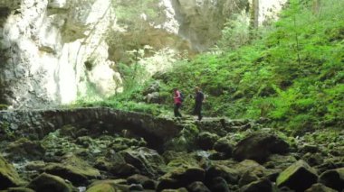 İki kişinin yürüdüğü yerde bir sürü taş ve kaya var. Doğa gerçekten çok güzel..