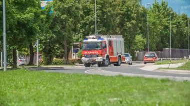 DOMZALE, SLOVENIA - 7. HAZİRAN 2018: İtfaiye ekibinin eğitim görüntüleri