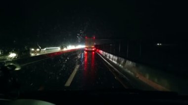 Otoyolda giden arabaların gece görüntüleri.