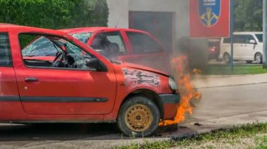 DOMZALE, SLOVENIA - 7. HAZİRAN 2018: İtfaiye ekibinin eğitim görüntüleri