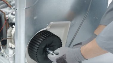 Servis merkezindeki çamaşır makinesinin yakın çekim görüntüleri.
