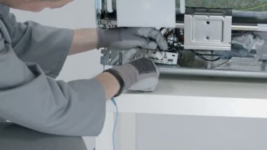 Servis merkezindeki çamaşır makinesinin yakın çekim görüntüleri.