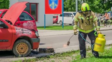 DOMZALE, SLOVENIA - 7. HAZİRAN 2018: İtfaiye ekibinin eğitim görüntüleri