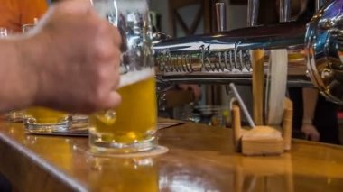 DOMZALE, SLOVENIA - 16. Temmuz 2018 'de bir adam yüksek sesle barın tezgahına bir sürahi koyuyor. Çocuklar bu gece çok bira içiyorlar..