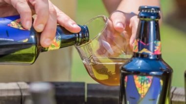 Bir adam bardağın yarısı dolu olan bardağa biraz daha bira ekliyor. İçkinin adı Bayım..