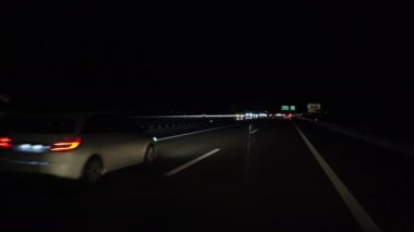 Otoyolda giden arabaların gece görüntüleri.