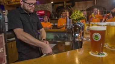 DOMZALE, SLOVENIA - 16. 2018 Temmuz 'unda bir barmen destekçiler için sürahilere bir sürü bira dolduruyor. Basketbol takımlarını destekliyorlar..